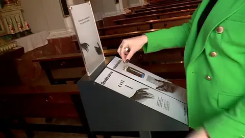 Con hilo de pescar y cinta adhesiva: así han desvalijado el cepillo de una iglesia de Alicante Con hilo de pescar y cinta adhesiva: así han desvalijado el cepillo de una iglesia de Alicante