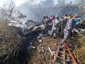 Restos del avión accidentado en Nepal