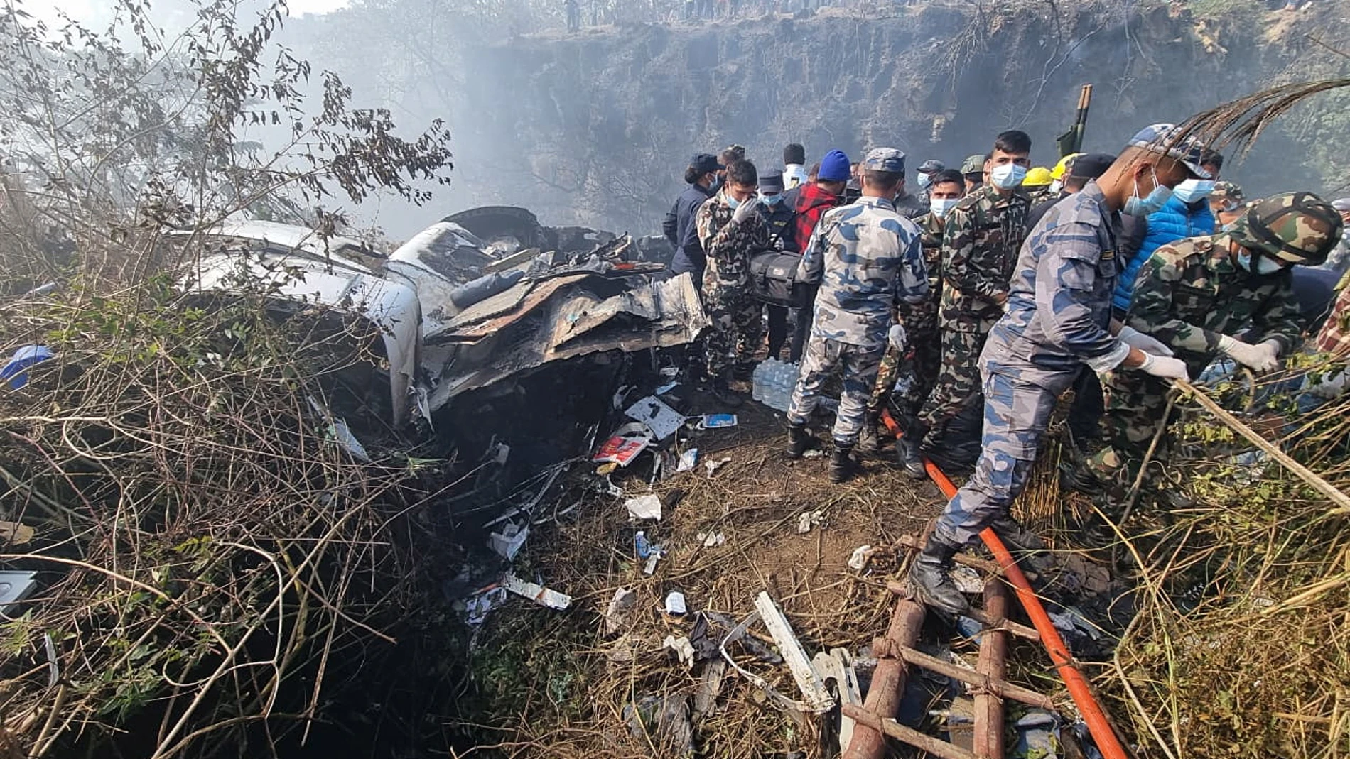 Restos del avión accidentado en Nepal