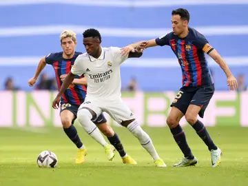 Vinicius y Busquets luchan por un balón en El Clásico Vinicius y Busquets luchan por un balón en El Clásico