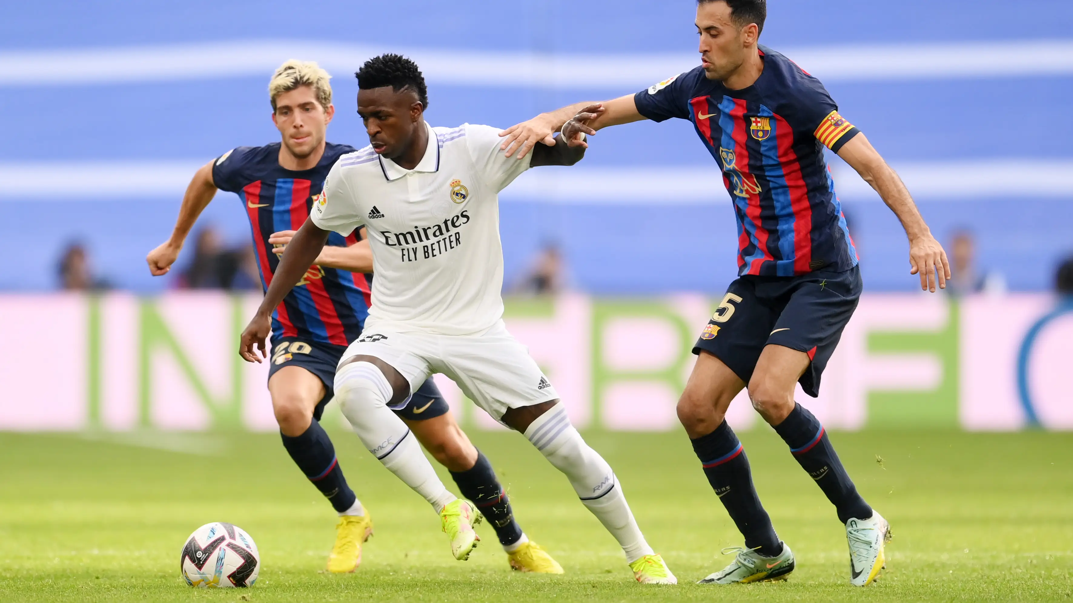 Vinicius y Busquets luchan por un bal&oacute;n en El Cl&aacute;sico
