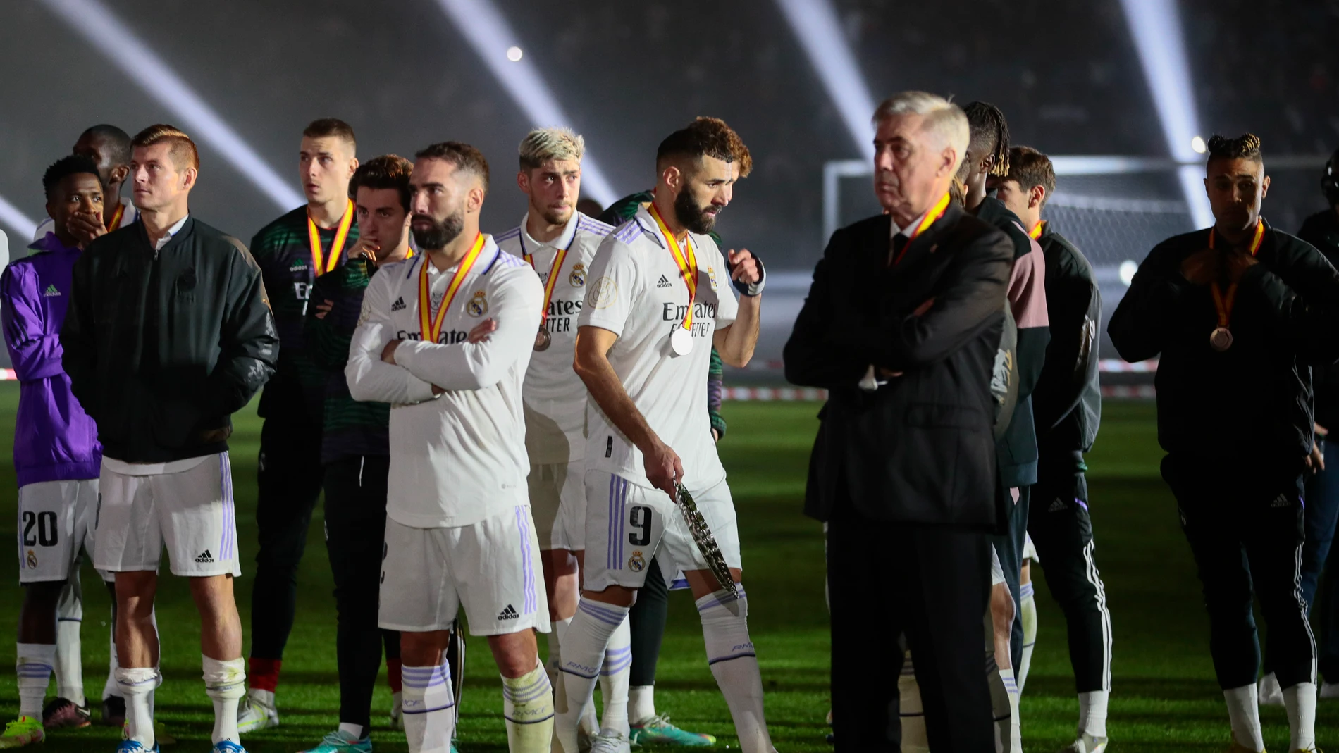 Ancelotti junto a sus jugadores en la ceremonia de trofeo