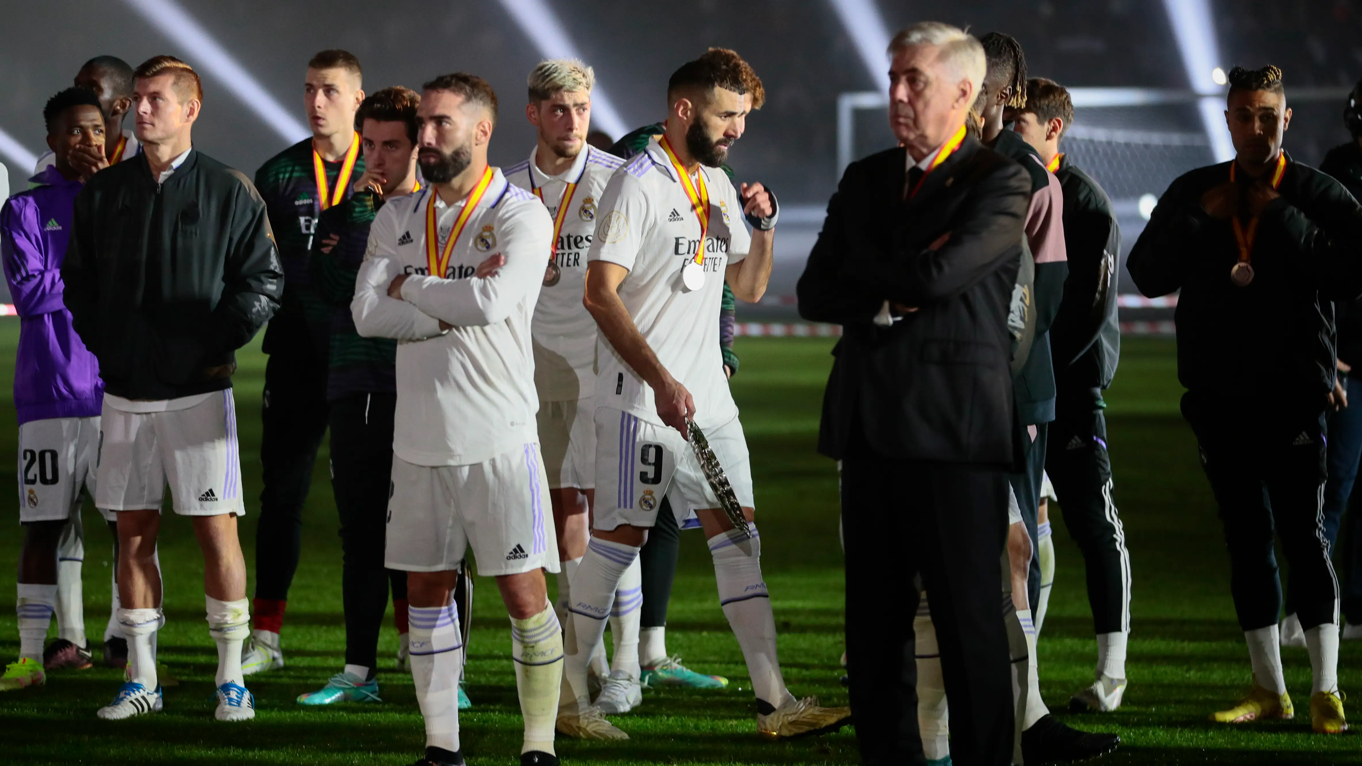 Ancelotti junto a sus jugadores en la ceremonia de trofeo