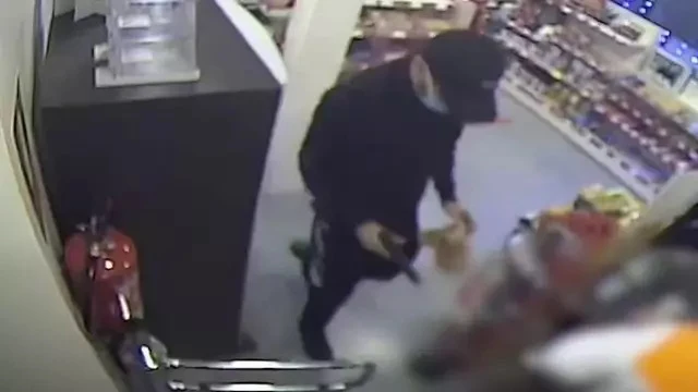 Imagen del v&iacute;deo donde se muestra al detenido en una gasolinera en Tarragona