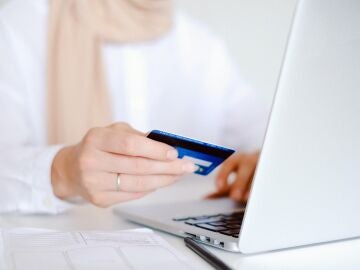 Primer plano de mujer efectuando una compra online