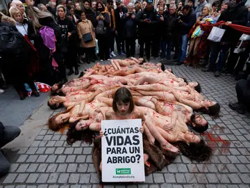 Miembros de la organización AnimaNaturalis protestan desnudos por el uso de pieles animales en la moda y exigir el cierre de las granjas peleteras, este domingo en Madrid. Miembros de la organización AnimaNaturalis protestan desnudos por el uso de pieles animales en la moda y exigir el cierre de las granjas peleteras, este domingo en Madrid.