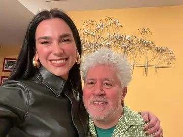Dua Lipa pasa 24 horas en Madrid en compañía de Pedro Almodóvar Dua Lipa pasa 24 horas en Madrid en compañía de Pedro Almodóvar