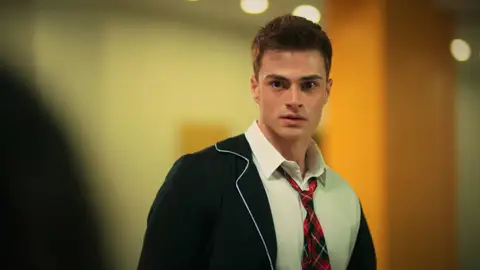 Berk, muerto de celos, pierde el control al creer que Aybike y Tolga están juntos Berk, muerto de celos, pierde el control al creer que Aybike y Tolga están juntos