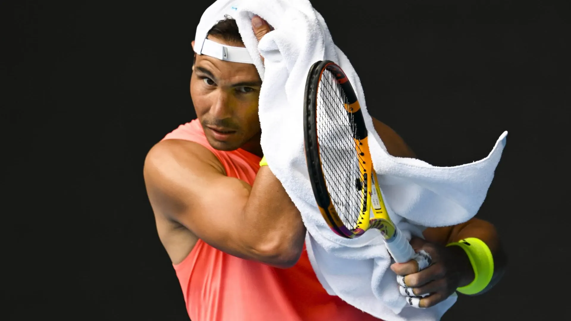 Rafa Nadal, calentando en el Open de Australia