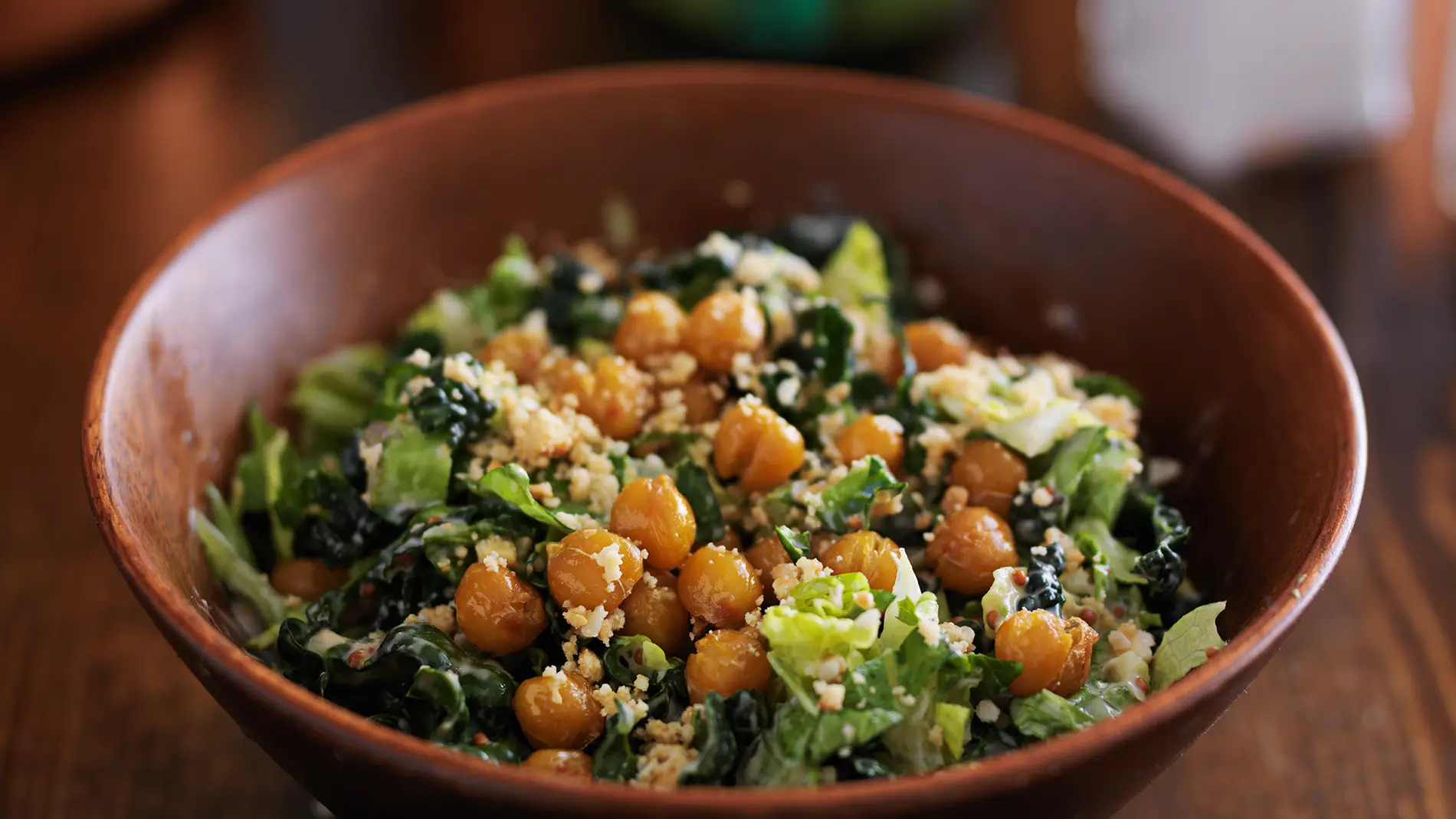 Ensalada de garbanzos con hojas verdes