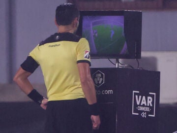 Un árbitro revisa el VAR en un partido