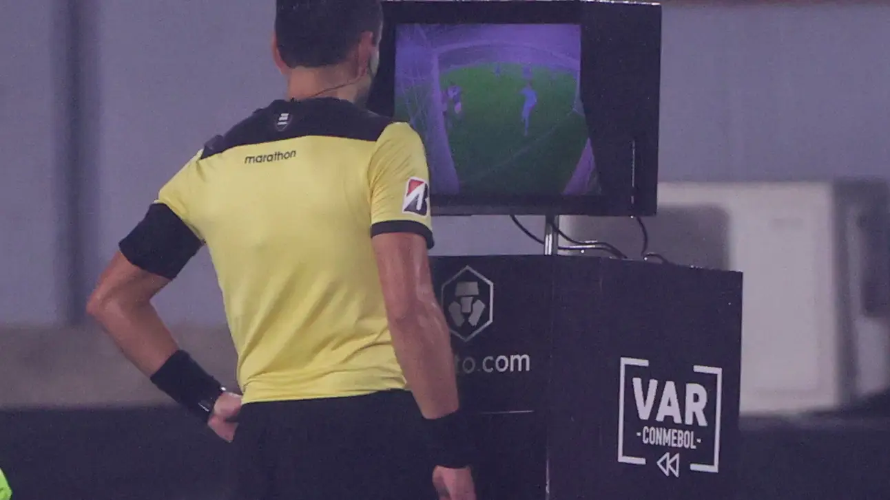 Un árbitro revisa el VAR en un partido Un árbitro revisa el VAR en un partido