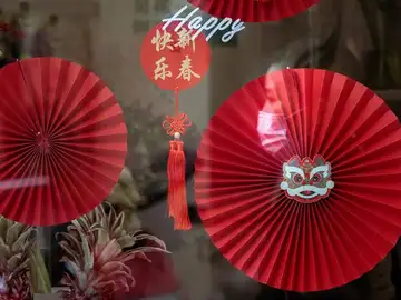 Imagen sobre un escaparate decorado para el año nuevo chino 2023 Imagen sobre un escaparate decorado para el año nuevo chino 2023