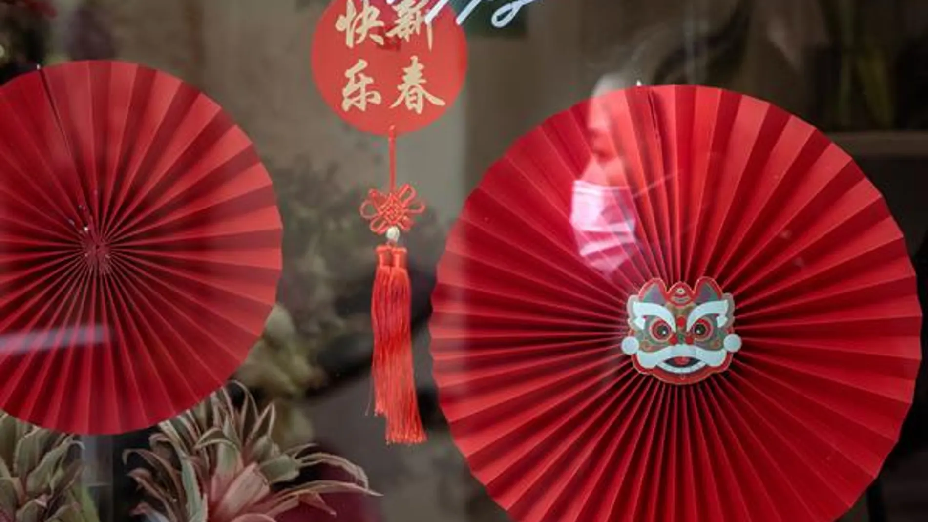 Imagen sobre un escaparate decorado para el año nuevo chino 2023