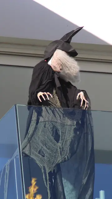 El viento azota a la bruja de la terraza de Shakira El viento azota a la bruja de la terraza de Shakira