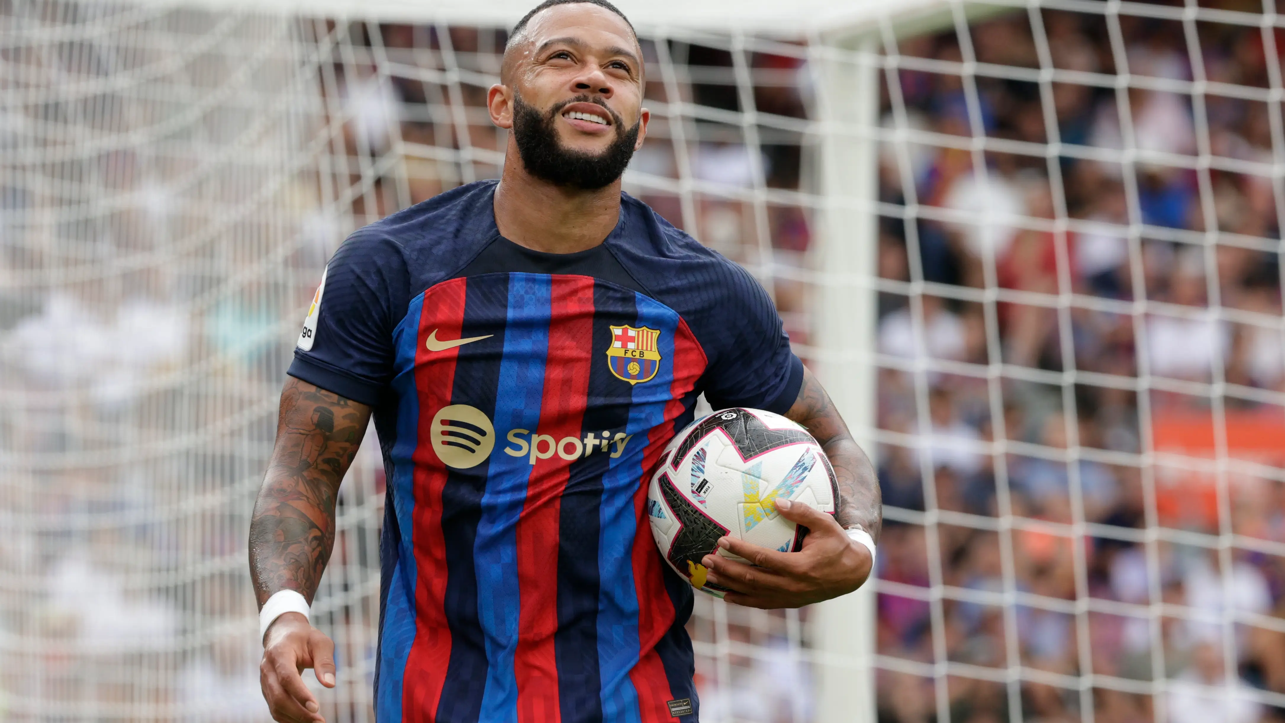 Memphis Depay, en un partido con el Barcelona en el Camp Nou Memphis Depay, en un partido con el Barcelona en el Camp Nou