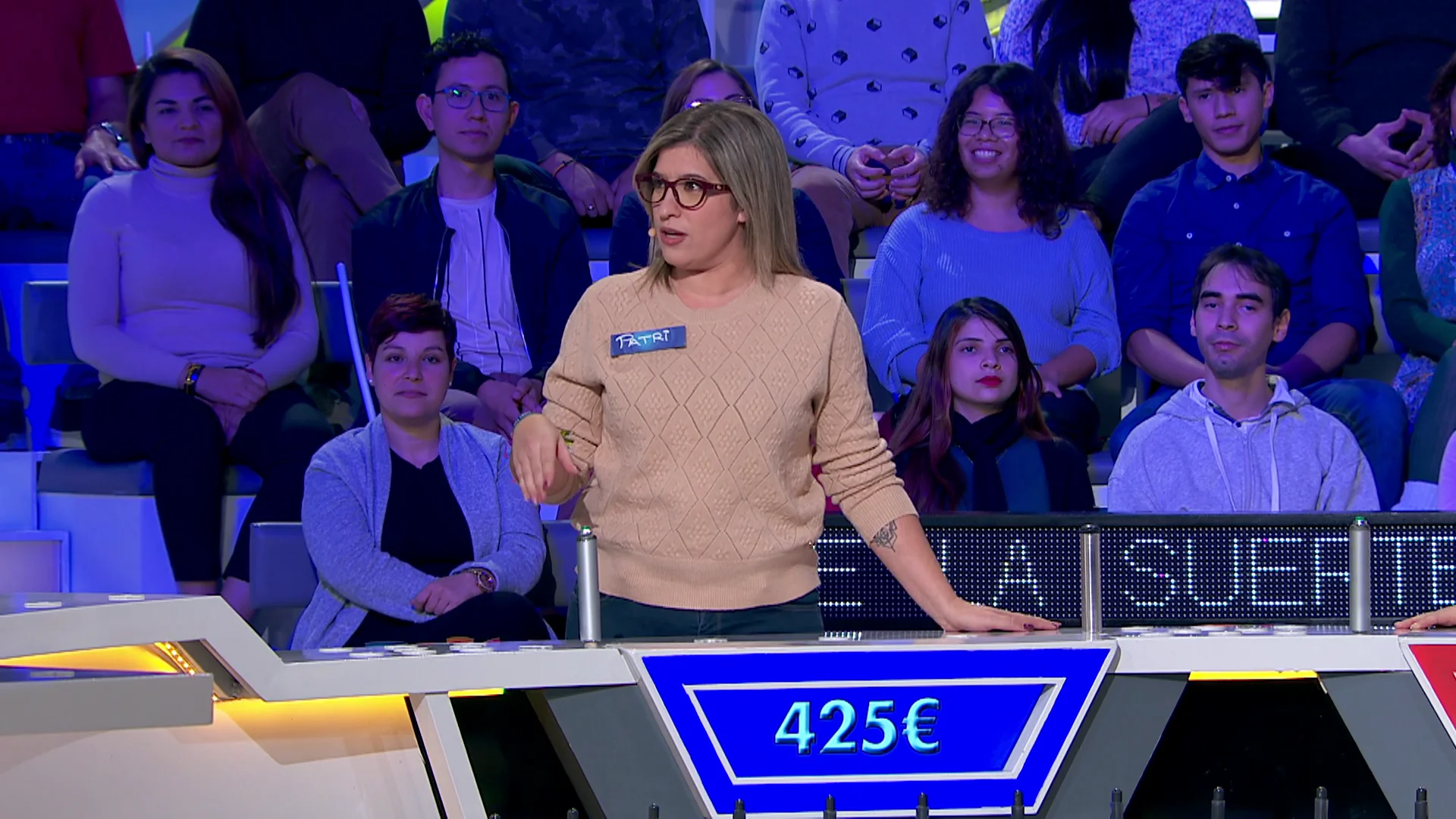 &iquest;Qu&eacute; llevan las reinas en el bolso? Jorge Fern&aacute;ndez despierta la curiosidad en &lsquo;La ruleta de la suerte&rsquo;