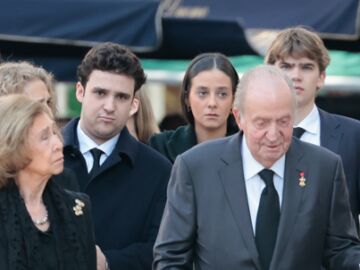 La reina Sofía y el rey don Juan Carlos con sus nietos