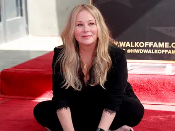 Christina Applegate recibe su estrella en el Paseo de la Fama Christina Applegate recibe su estrella en el Paseo de la Fama