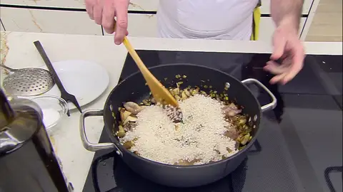Añade los muslitos de codorniz, el arroz, y el caldo Añade los muslitos de codorniz, el arroz, y el caldo