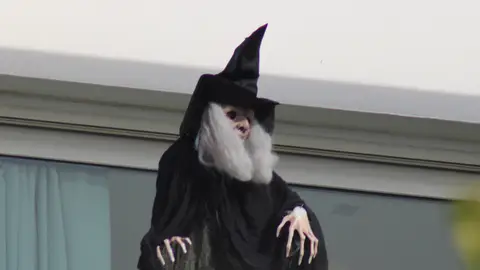 La bruja que hay en la terraza de Shakira La bruja que hay en la terraza de Shakira