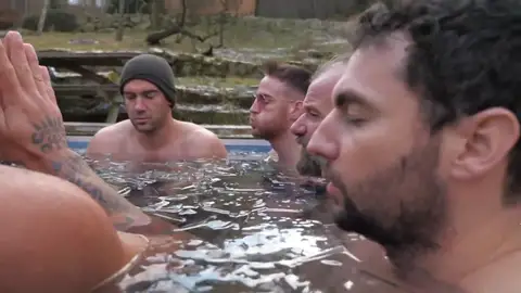 Personas practicando el método Wim Hof Personas practicando el método Wim Hof