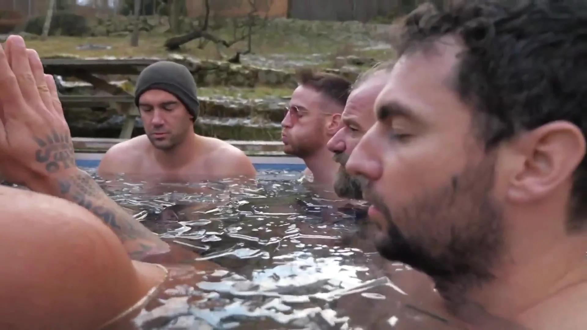 Personas practicando el método Wim Hof Personas practicando el método Wim Hof