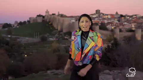 Rosa López le canta a la muralla de Ávila La granadina cambia su ciudad natal por Ávila para promocionar el turismo en Fitur