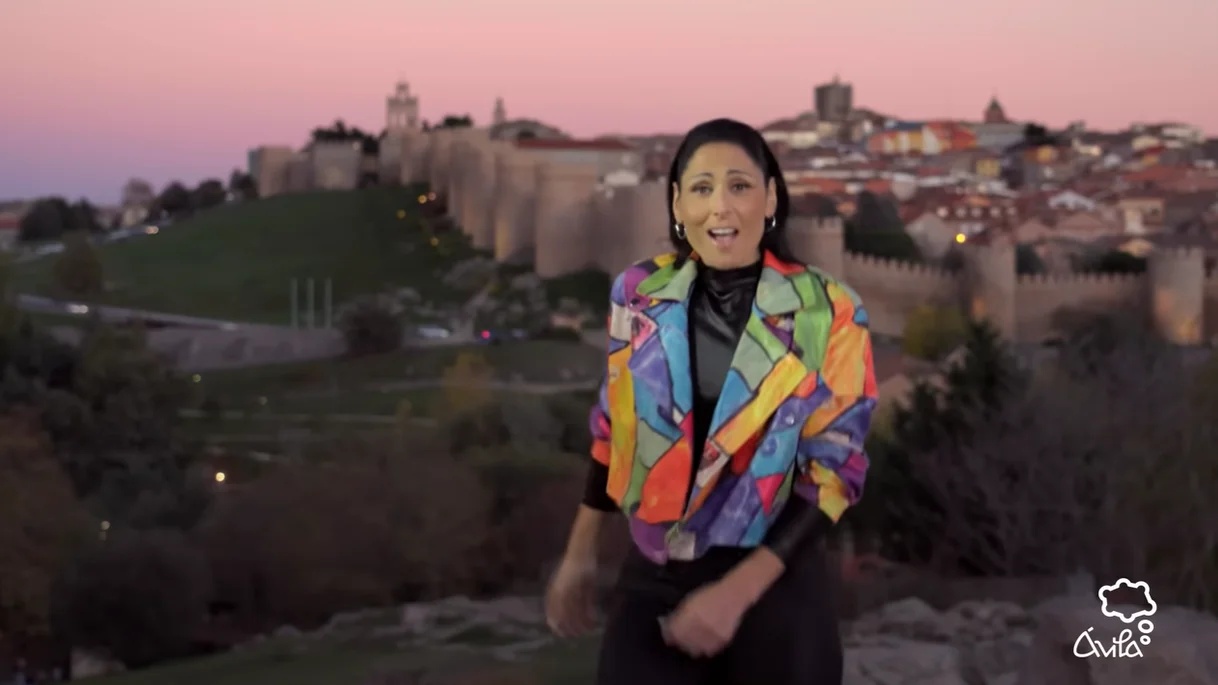 Rosa López le canta a la muralla de Ávila La granadina cambia su ciudad natal por Ávila para promocionar el turismo en Fitur