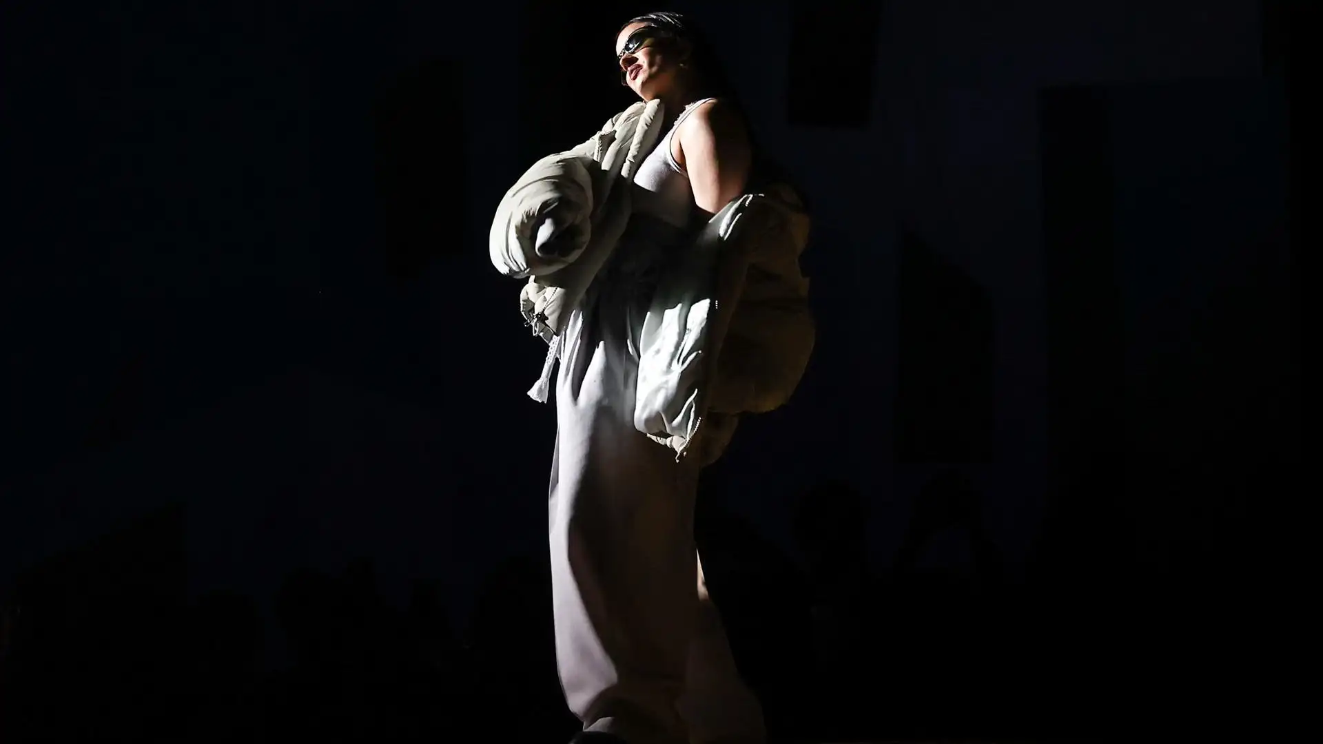 Rosal&iacute;a, durante el desfile de Louis Vuitton 