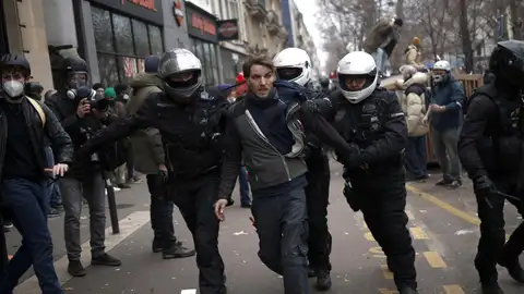 Un manifestante francés detenido por la Policía Un manifestante francés detenido por la Policía
