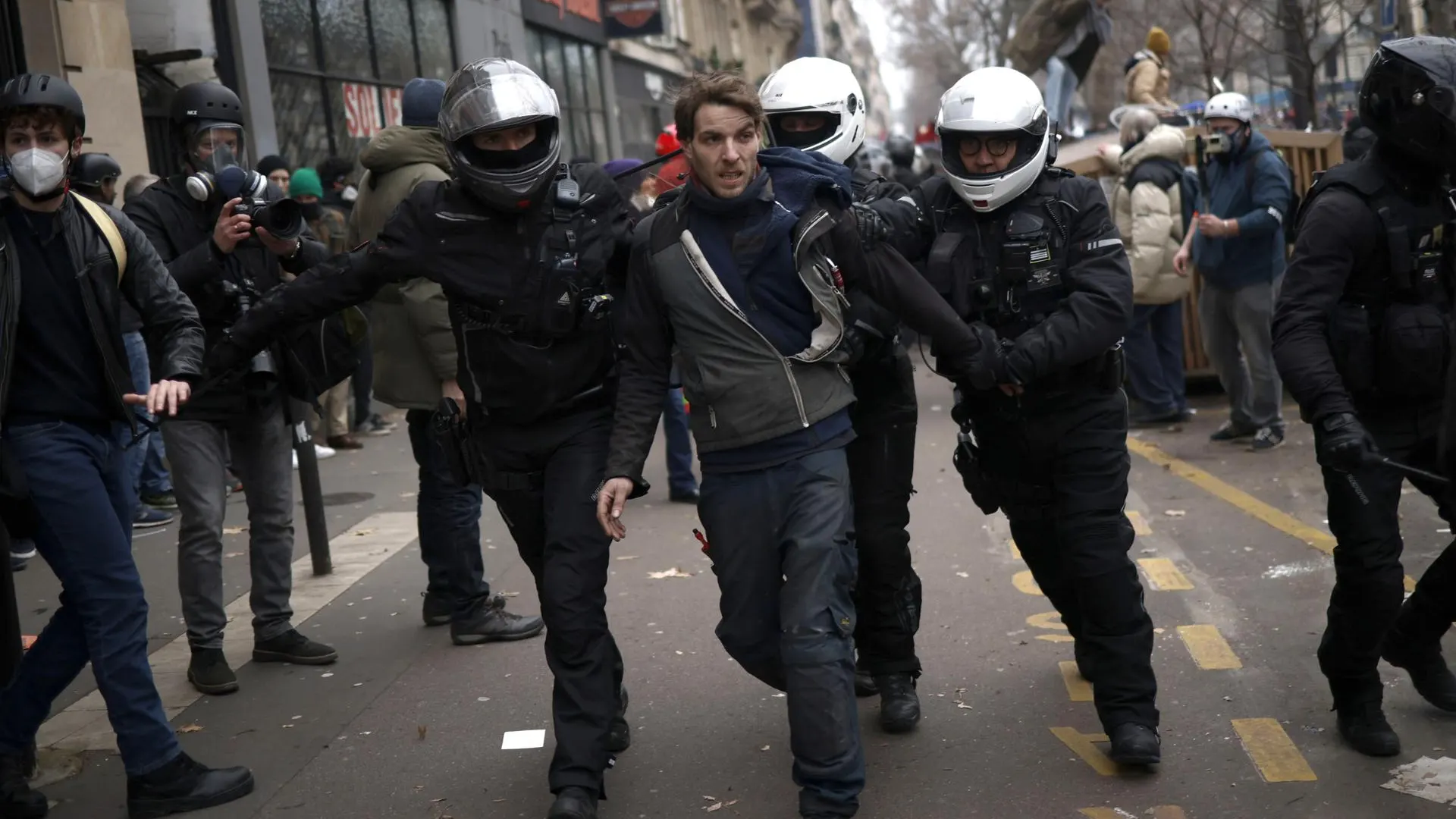 Un manifestante francés detenido por la Policía Un manifestante francés detenido por la Policía