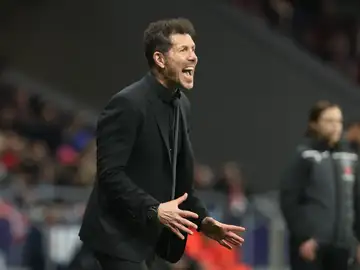 Simeone, dirigiendo al equipo en la banda Simeone, dirigiendo al equipo en la banda