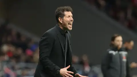 Simeone, dirigiendo al equipo en la banda Simeone, dirigiendo al equipo en la banda