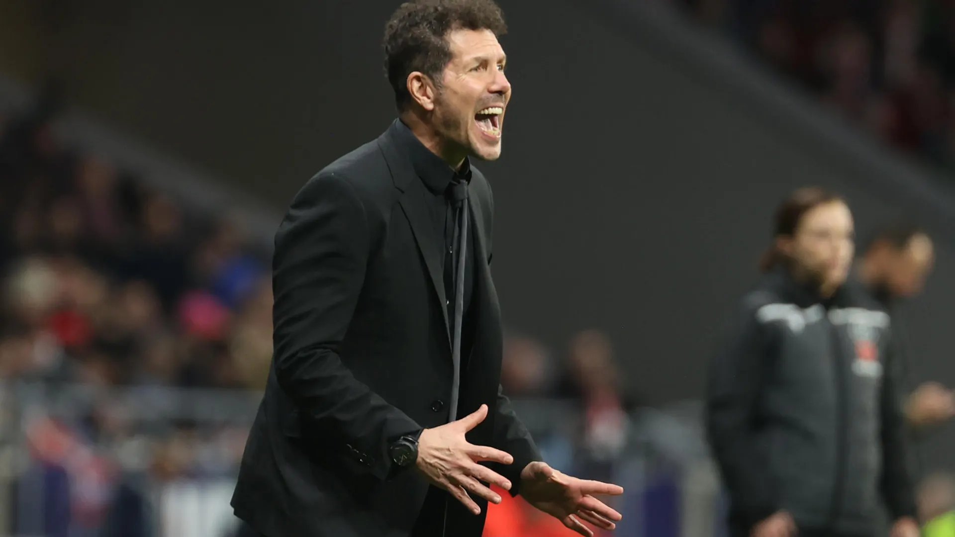 Simeone, dirigiendo al equipo en la banda