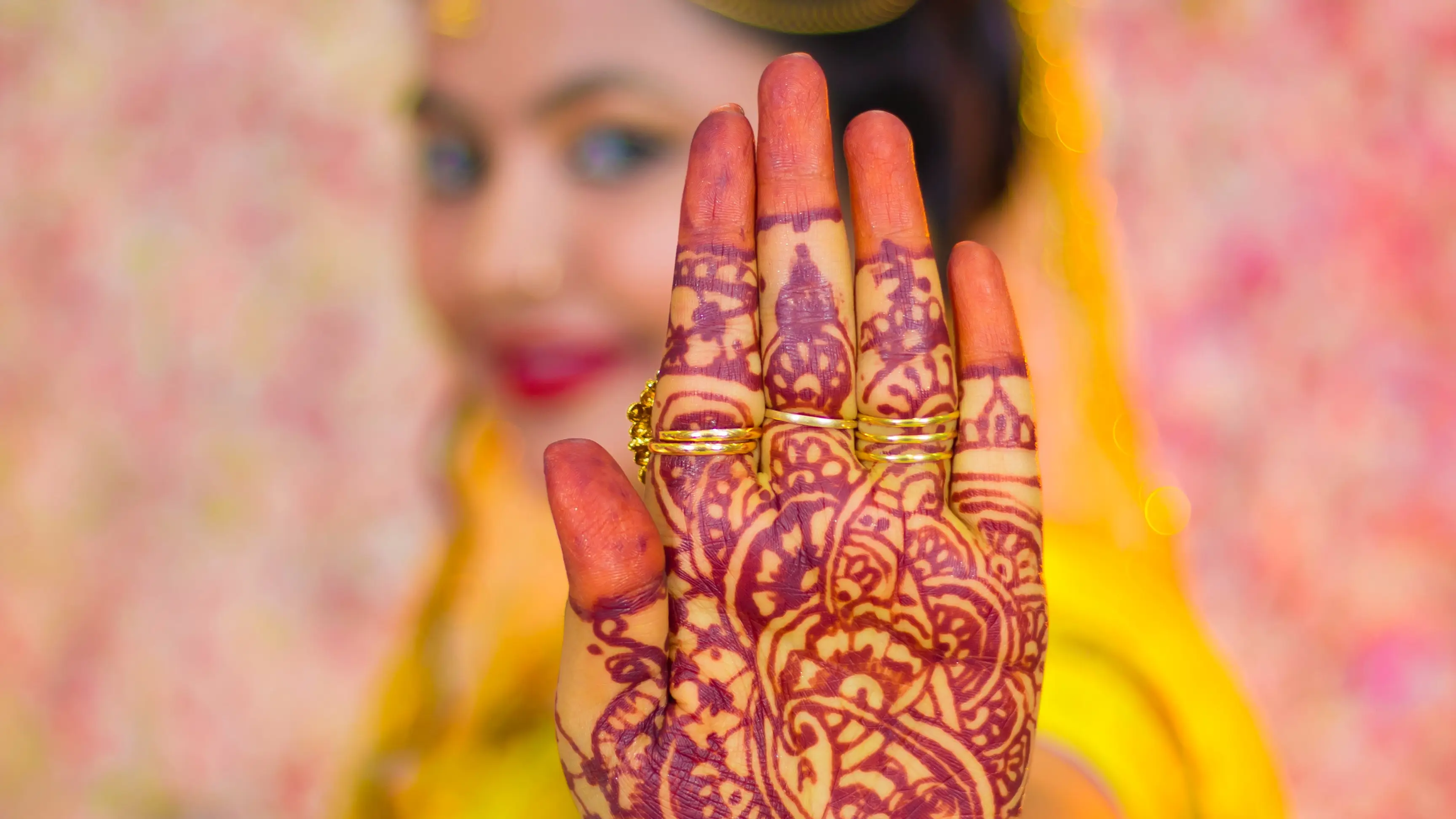Mujer con vestidos tradicionales de India