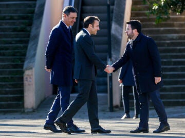 El presidente de la Generalitat, Pere Aragonés (d), Pedro Sánchez (i), y el presidente galo, Emmanuel Macron (c)