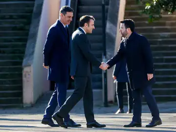 El presidente de la Generalitat, Pere Aragonés (d), Pedro Sánchez (i), y el presidente galo, Emmanuel Macron (c)