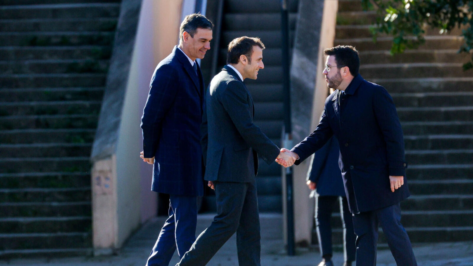 Aragonès saluda a Sánchez y a Macron y se marcha de la cumbre antes de los himnos: 