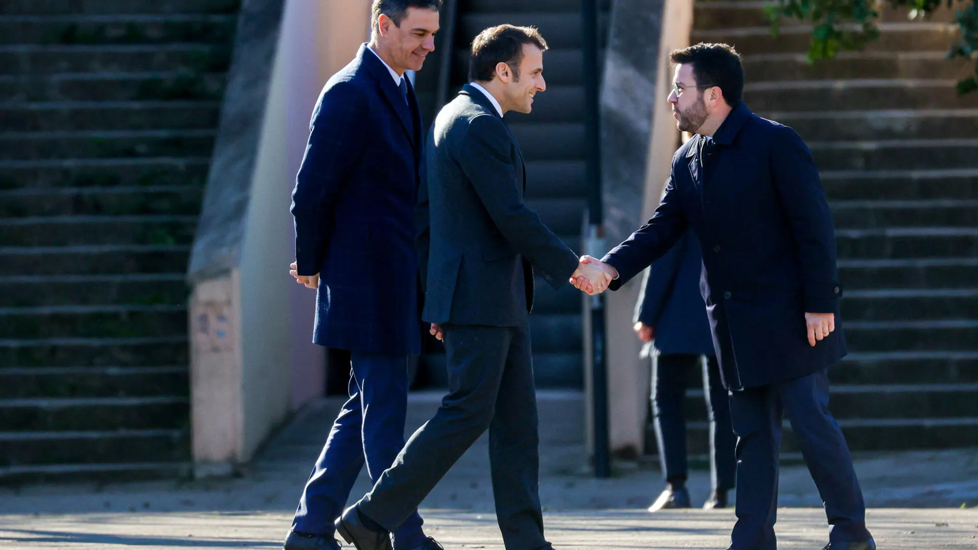 El presidente de la Generalitat, Pere Aragonés (d), Pedro Sánchez (i), y el presidente galo, Emmanuel Macron (c) El presidente de la Generalitat, Pere Aragonés (d), Pedro Sánchez (i), y el presidente galo, Emmanuel Macron (c)