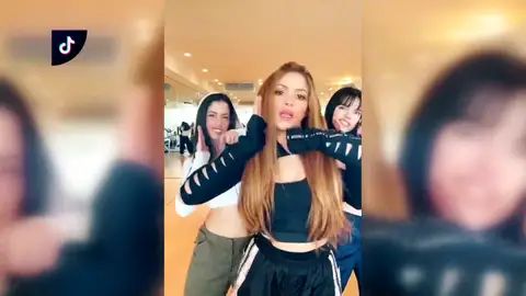 Piqué se centra en sus negocios mientras Shakira rompe las redes con su último baile Piqué se centra en sus negocios mientras Shakira rompe las redes con su último baile