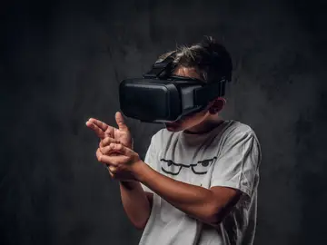 Un niño jugando a un videojuego Un niño jugando a un videojuego