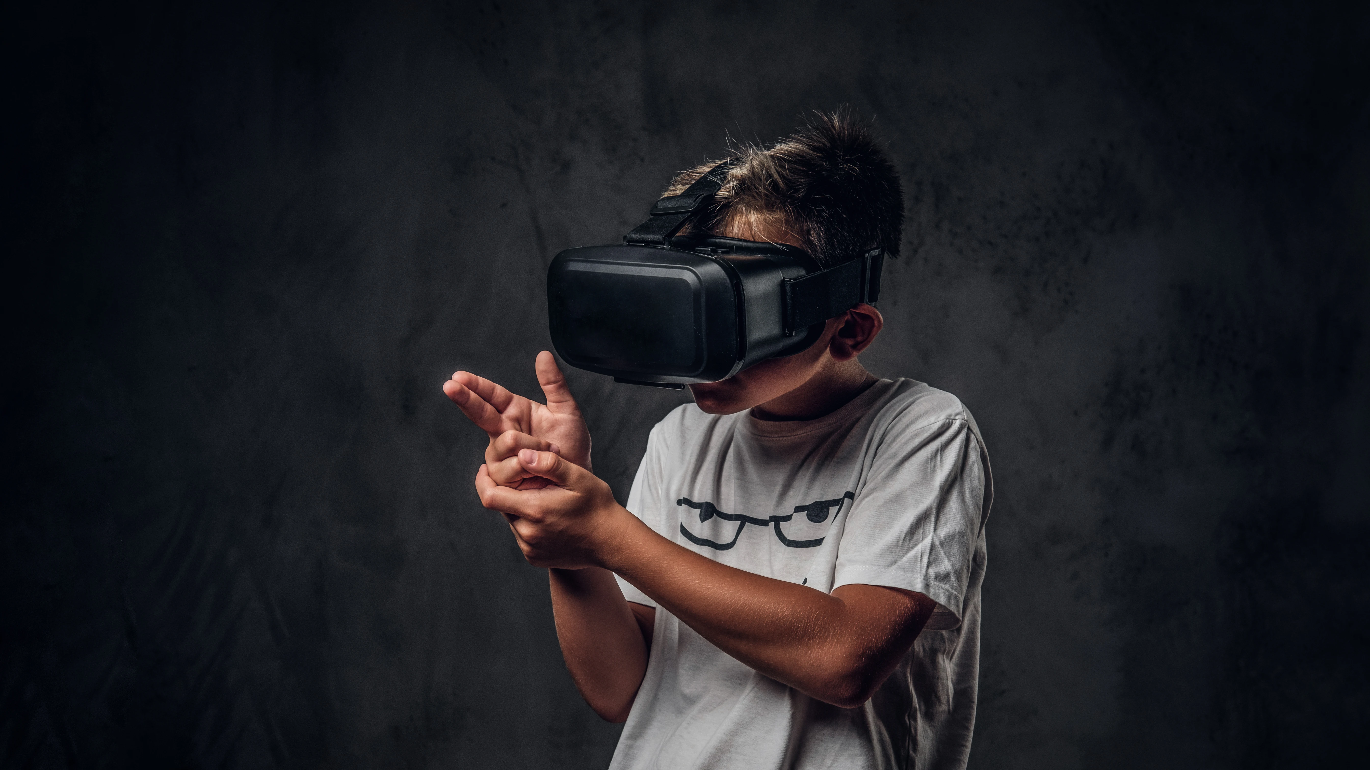 Un niño jugando a un videojuego Un niño jugando a un videojuego