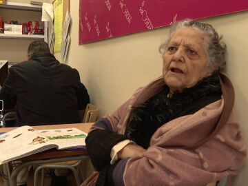 Cumplen el sueño de su vida pasados los 80 años: aprender a leer y escribir