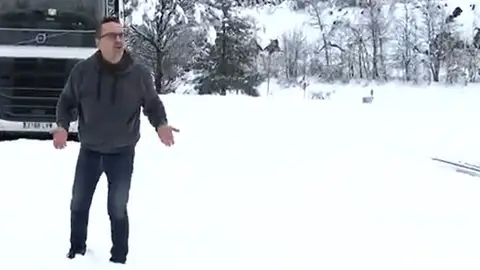 Camionero atrapado en la nieve Camionero atrapado en la nieve