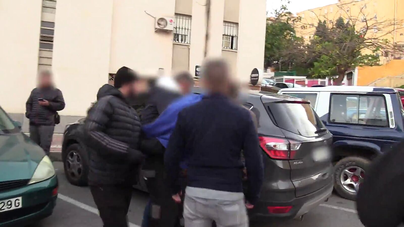Rabia en Ceuta mientras se llevan detenido al asesino confeso del niño de 8 años: 