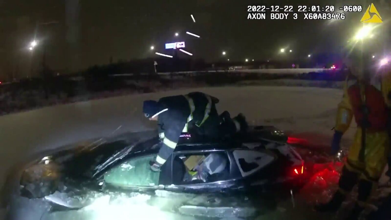 Impresionante rescate de una mujer atrapada en su coche dentro de un lago congelado
