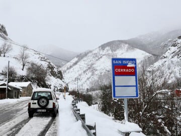 79 carreteras afectadas por el temporal de nieve que aterriza en España