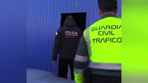 El momento en que detienen al camionero por manipular tacógrafos El momento en que detienen al camionero por manipular tacógrafos
