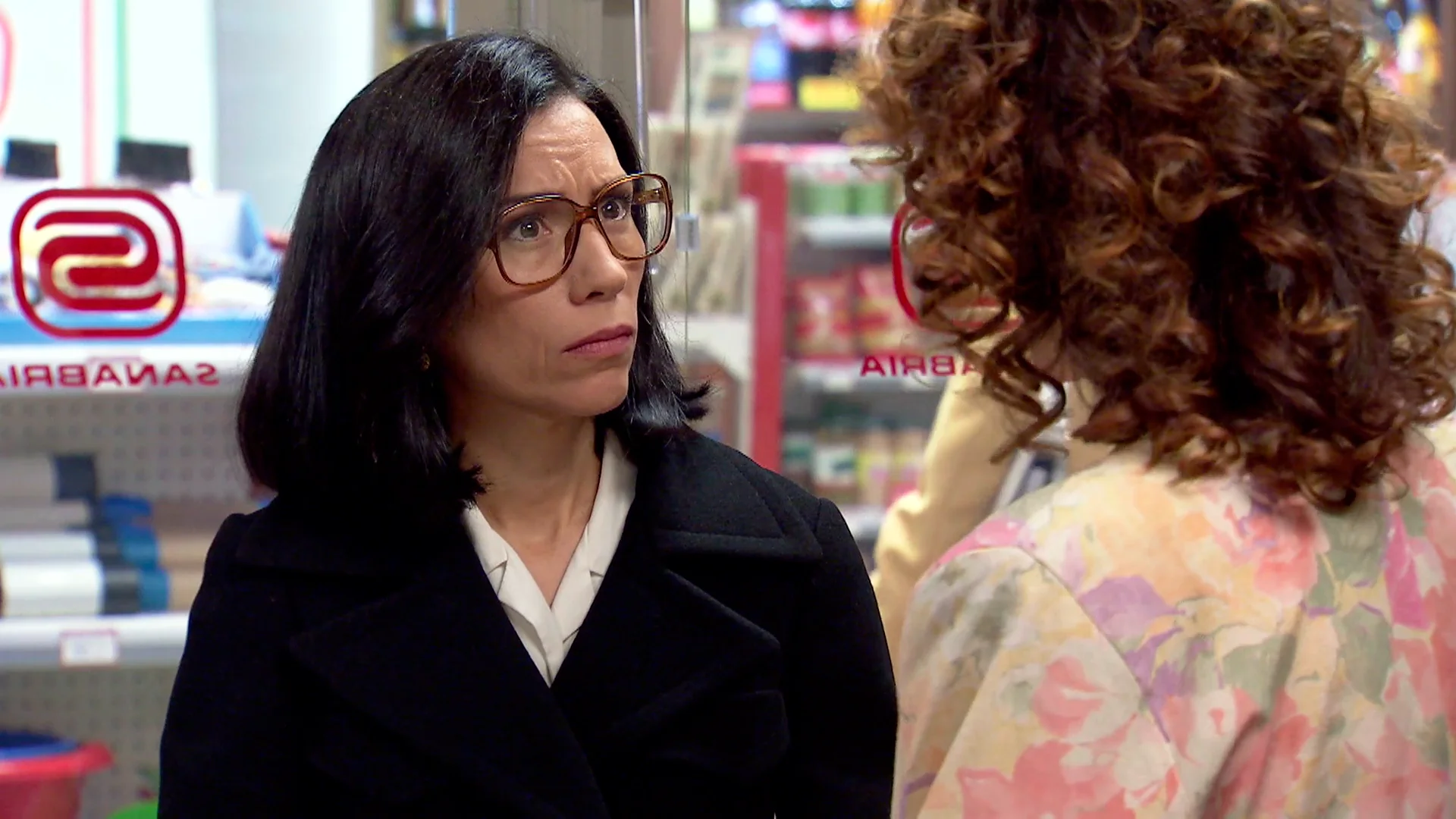Nieves tranquiliza a Manolita contándole un oscuro episodio del pasado de Andrea Nieves tranquiliza a Manolita contándole un oscuro episodio del pasado de Andrea